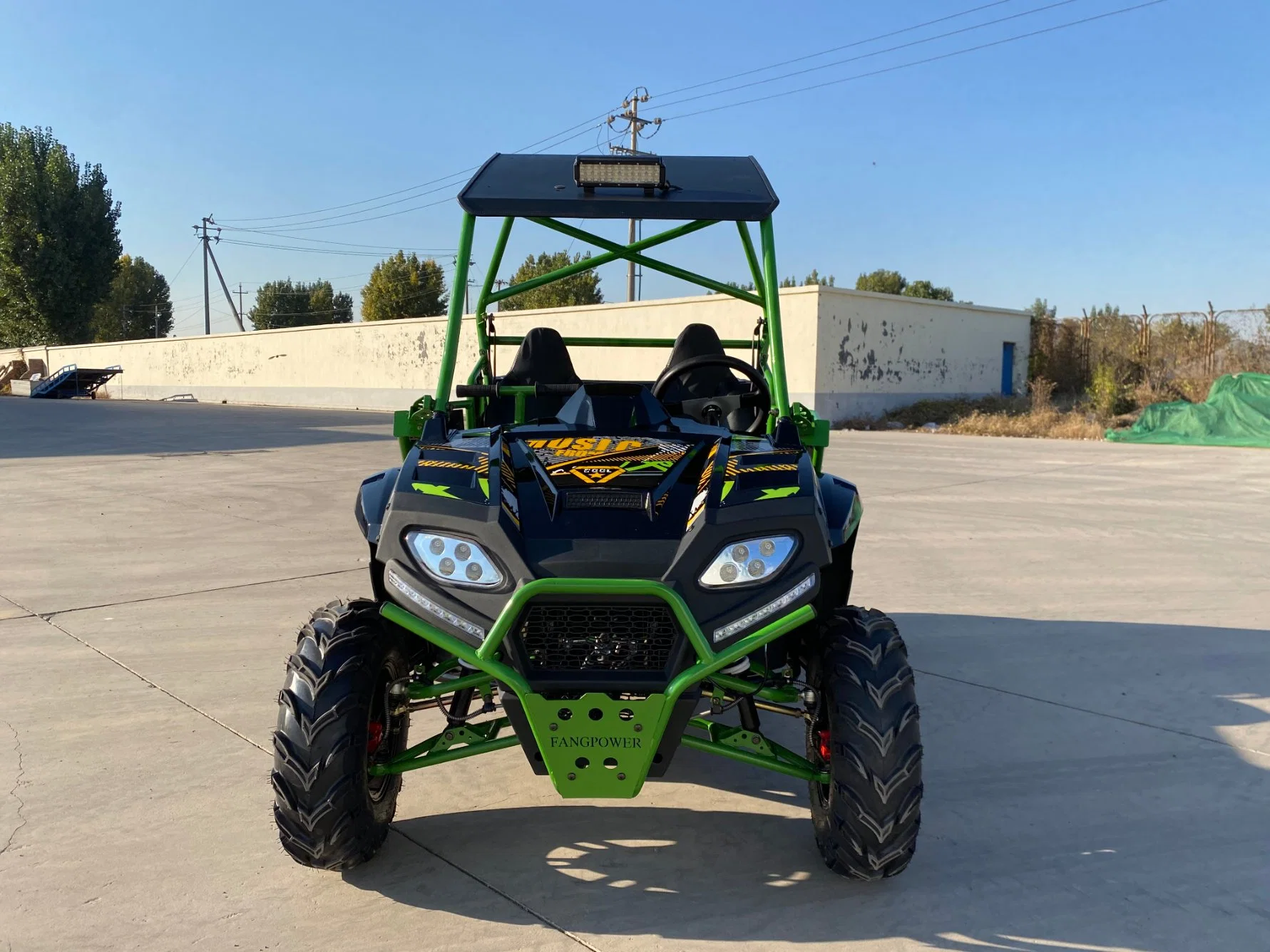 Moto de competição automóvel com motor a gás lado a lado Buggy 250 cc vs