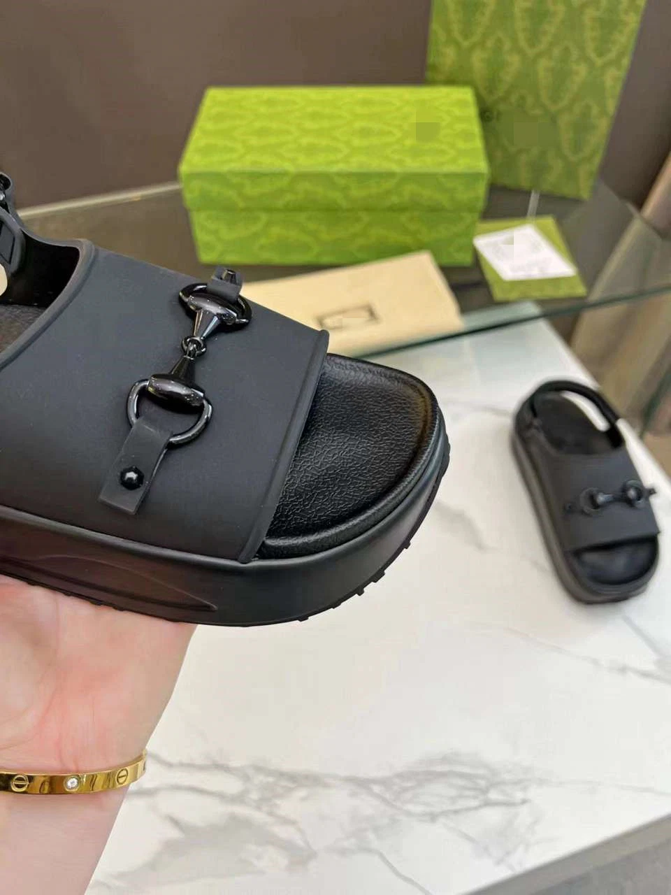 Preto Cor de alta qualidade Luxury Replica Poplur novo estilo para mulher Sapatilhas confortáveis