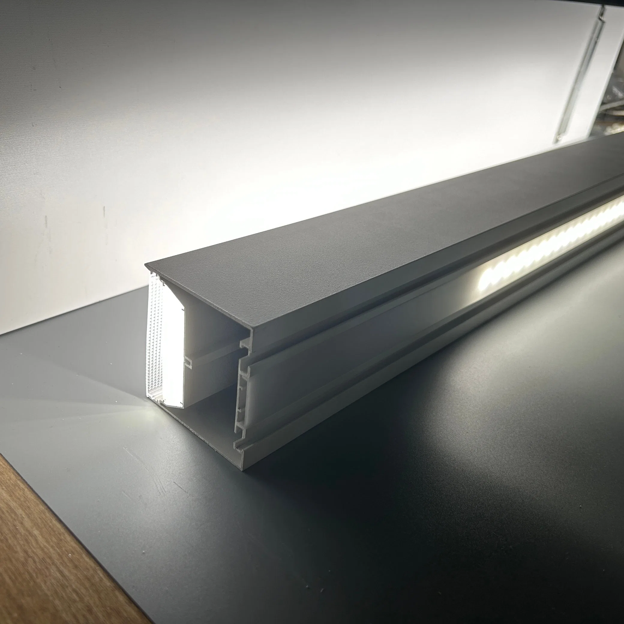 LED Linear Light Double Sided Luminescence Éclairage linéaire économique pour les projets d'ingénierie.