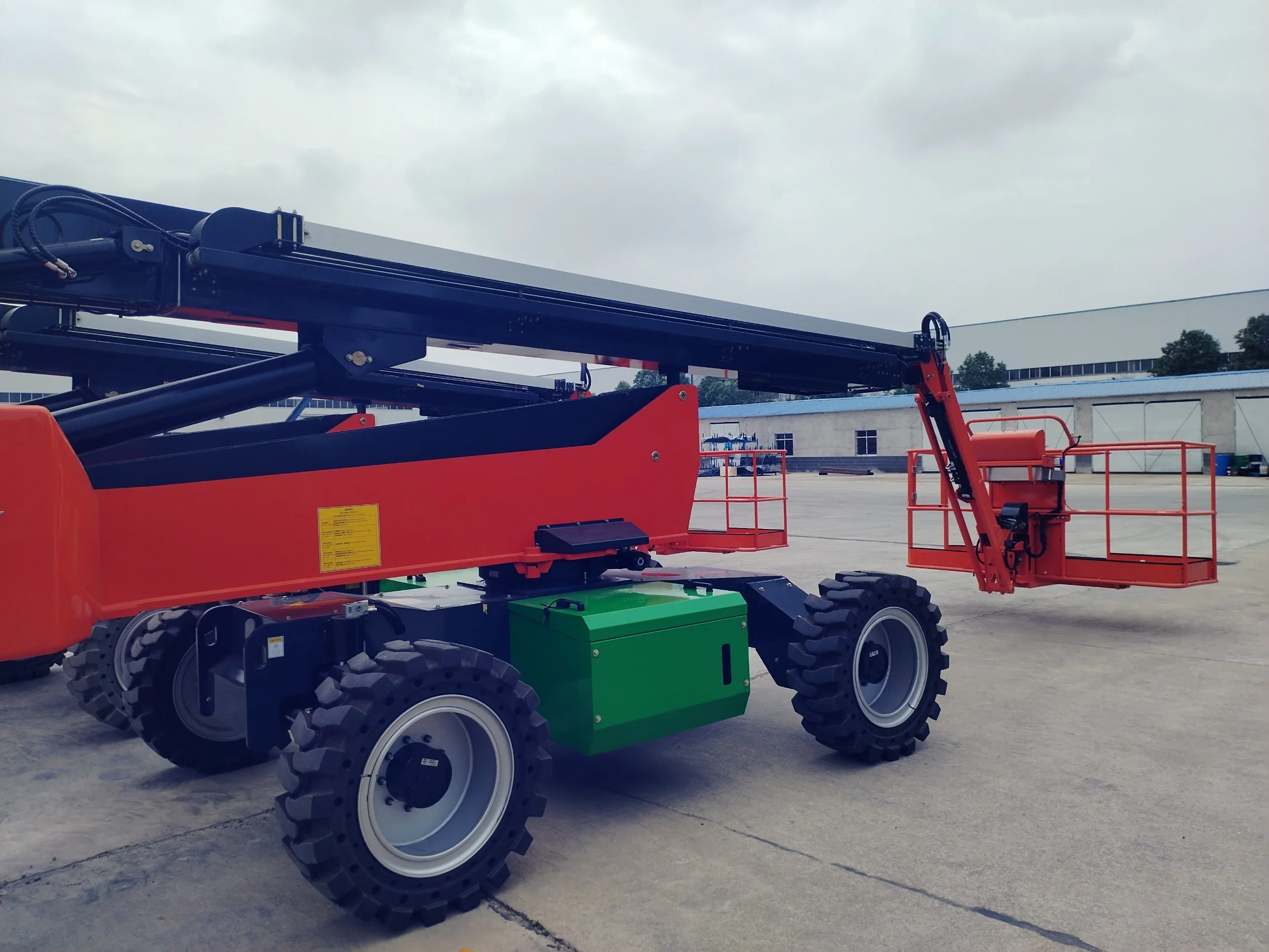 Elevação da lança do braço de elevação da lança telescópica hidráulica auto-motriz Plataforma móvel de trabalho com antena móvel Cherry Picker com elevação de lança reta Elevação da lança telescópica