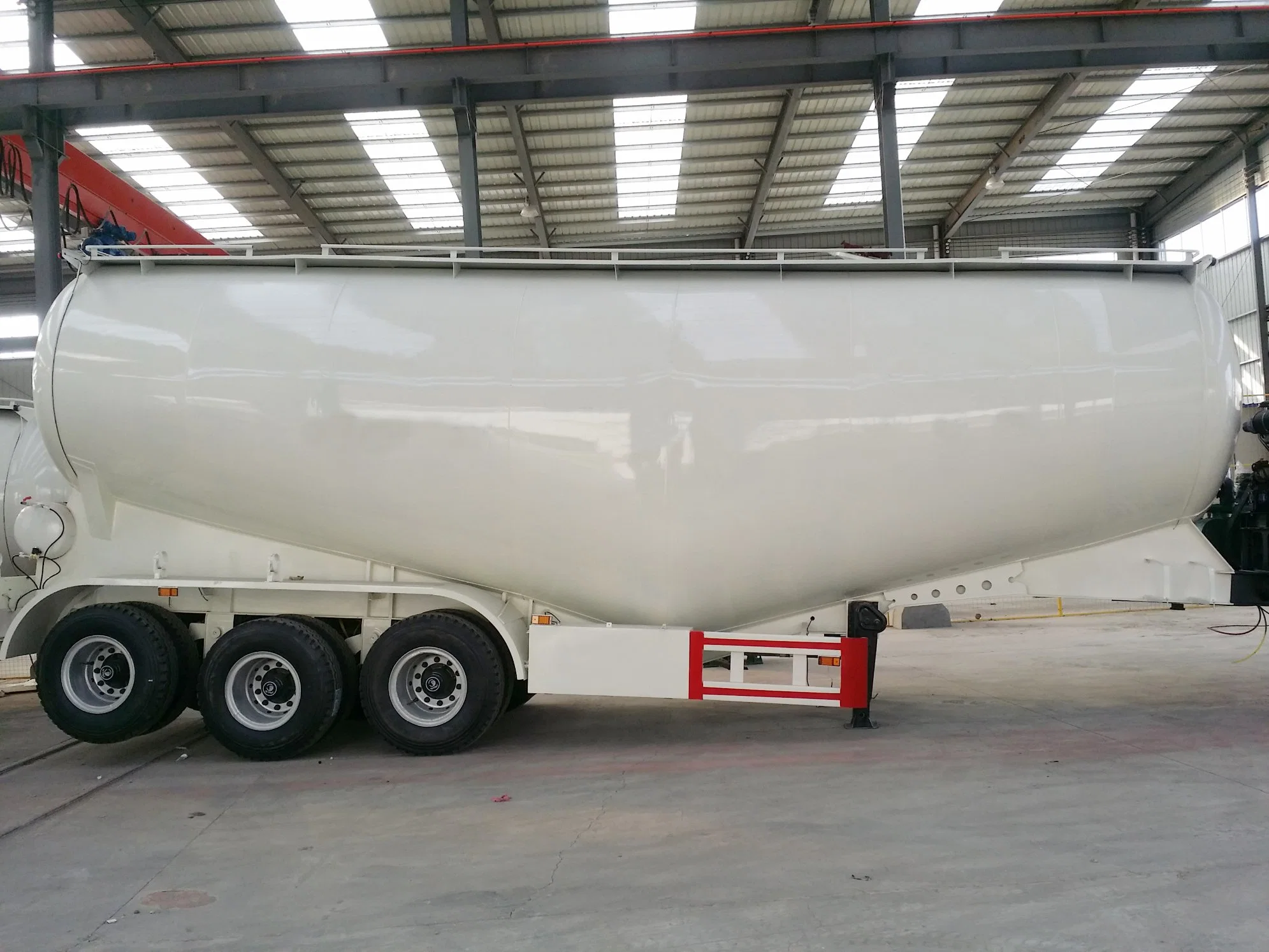 3 Axle 35m3 Powder Cement Tanker Semi Trailer Bulk Cement Tank Powder Material Transporter