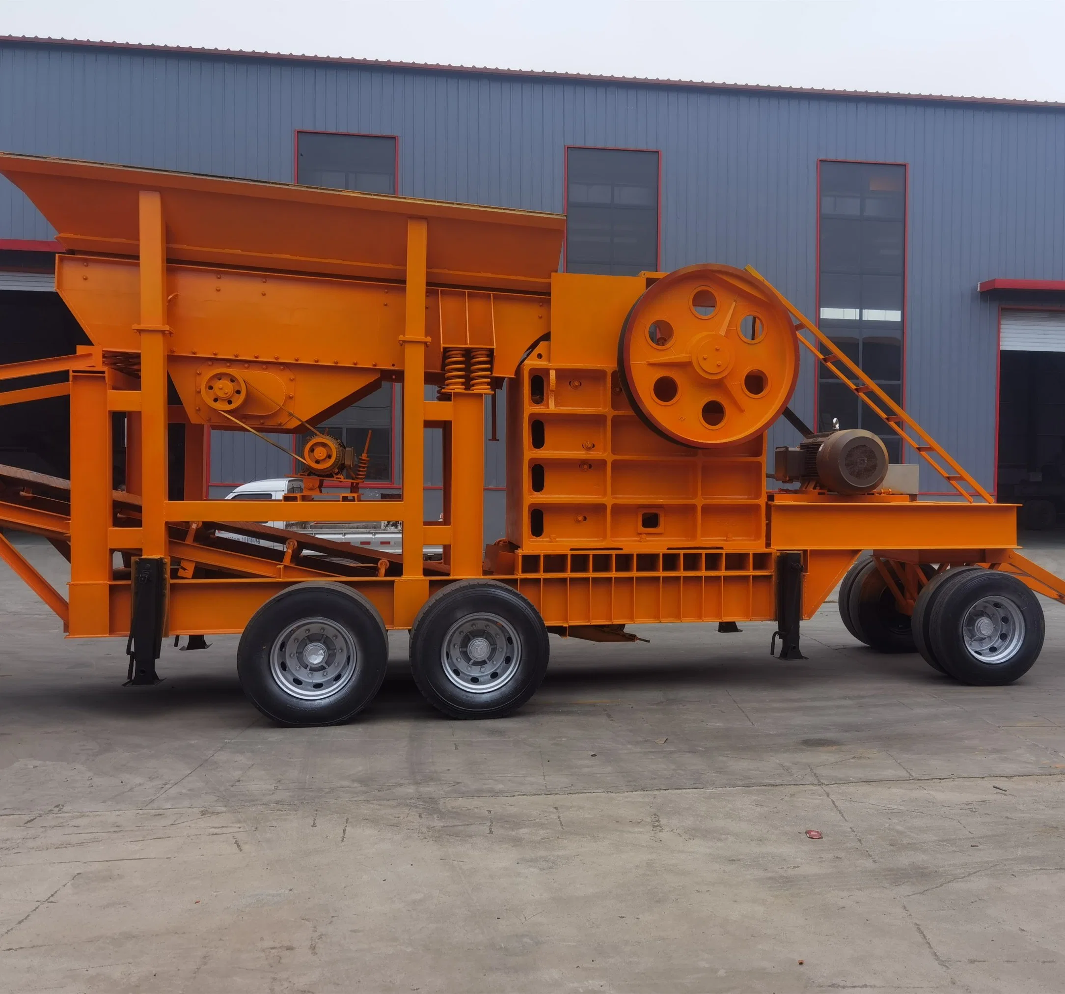 China New Design Wheel Mobile Crushing Station Mobile Impact Stone Crusher with Vibrating Screen