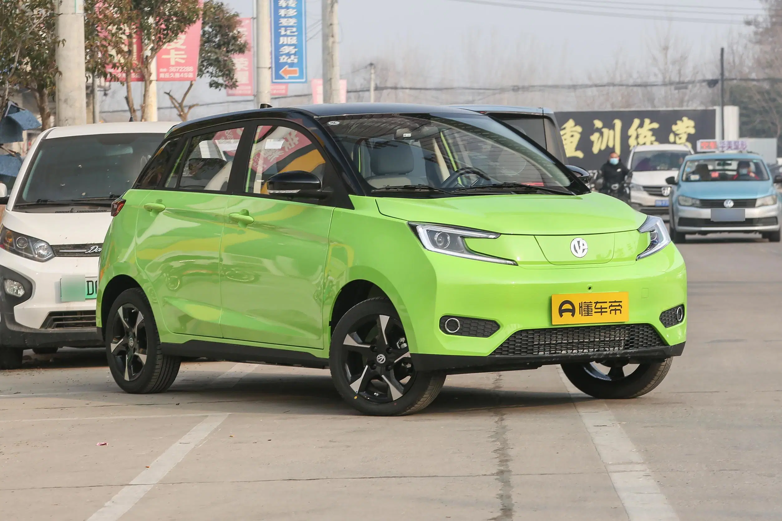 Popular Export Compact Electric Cars Young Guangxiaoxin Small Car with Popular Color Lime Green