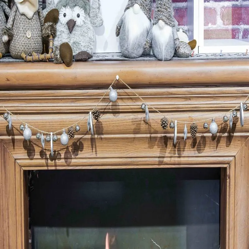 Décoration de Noël, décoration en bois avec pomme en pin