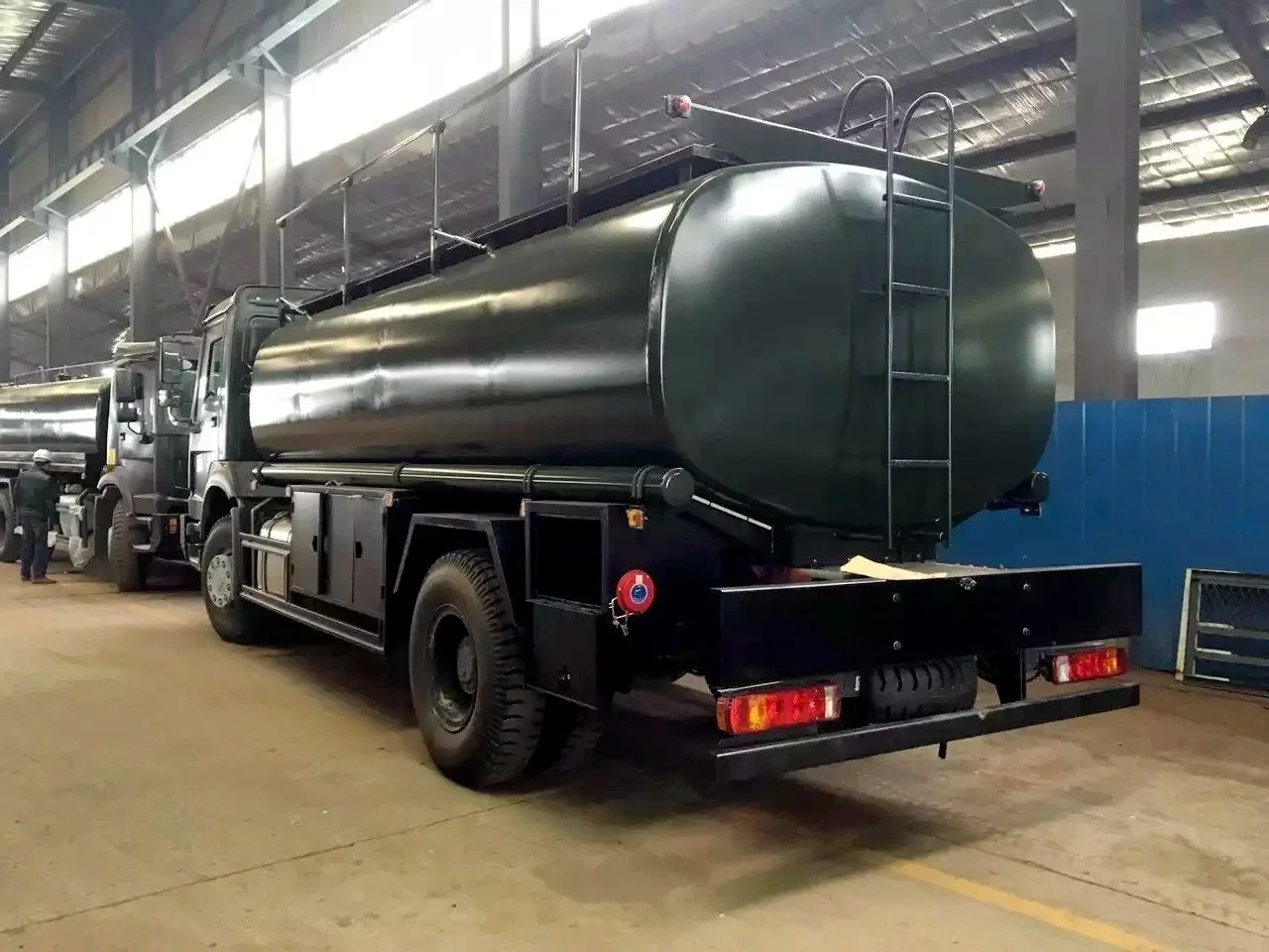 HOWO 4X4 15cbm/15000L off Road Fuel/Diesel/Petrol/Heavy/Gas/Edible/Palm Oil Tank Truck