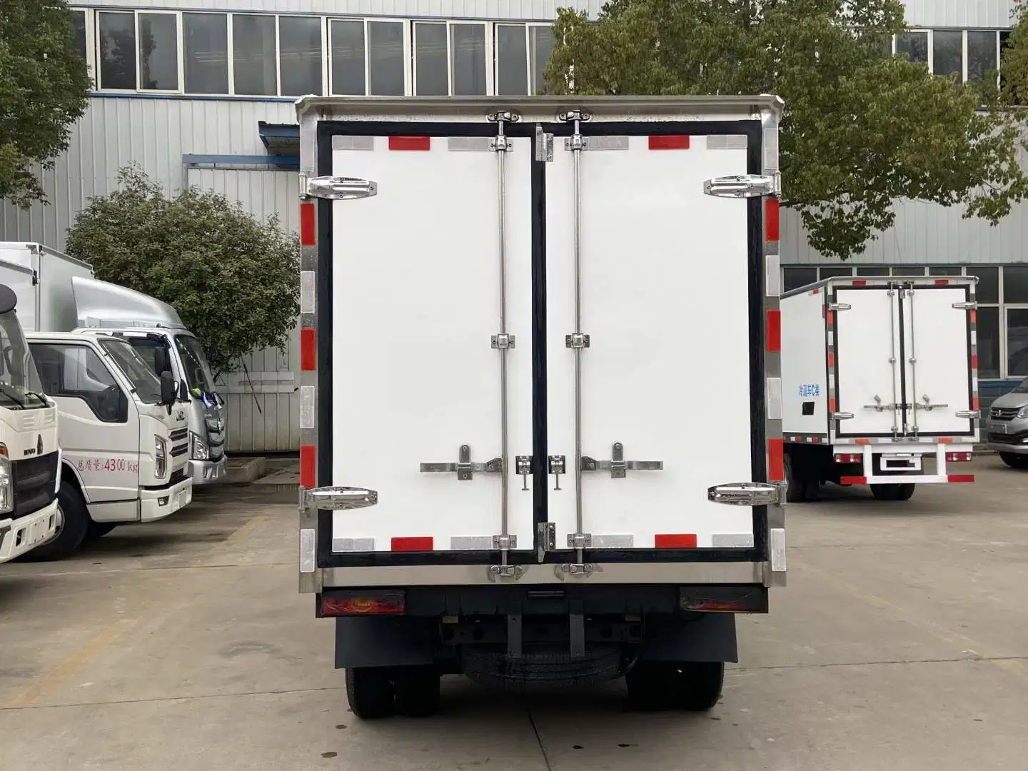 China 4X2 1 Ton /2 Ton Carrier Freezer Cooling Cargo Van/Light/Lorry/Food Freezer Refrigerator Vehicle/Truck Price for Refrigerated Freezing Box