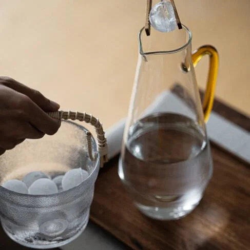 Comercio al por mayor cubertería resistentes al calor de la leche barata ronda clásica jarra de vidrio de borosilicato fundido ollas de agua de té con tapa