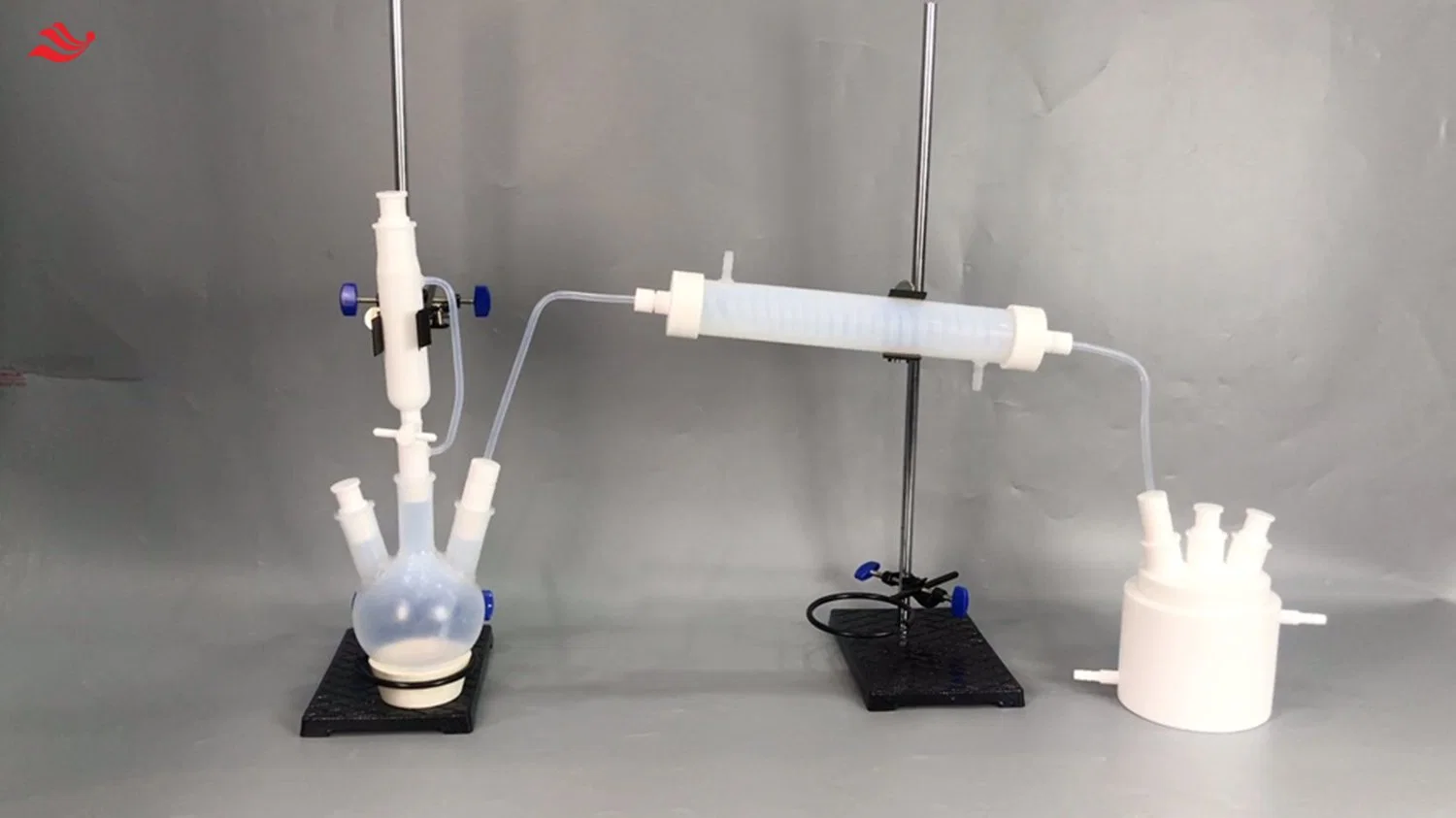 Dispositivo de reacción de destilación de fluoruro de hidrógeno para las industrias de semiconductores y farmacéuticas