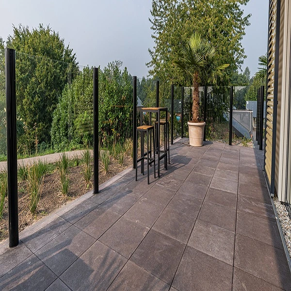 Utilisation extérieure. Clôture de piscine en verre trempé transparent et fumé de 6 mm sur poteau en aluminium pour terrasse et jardin.