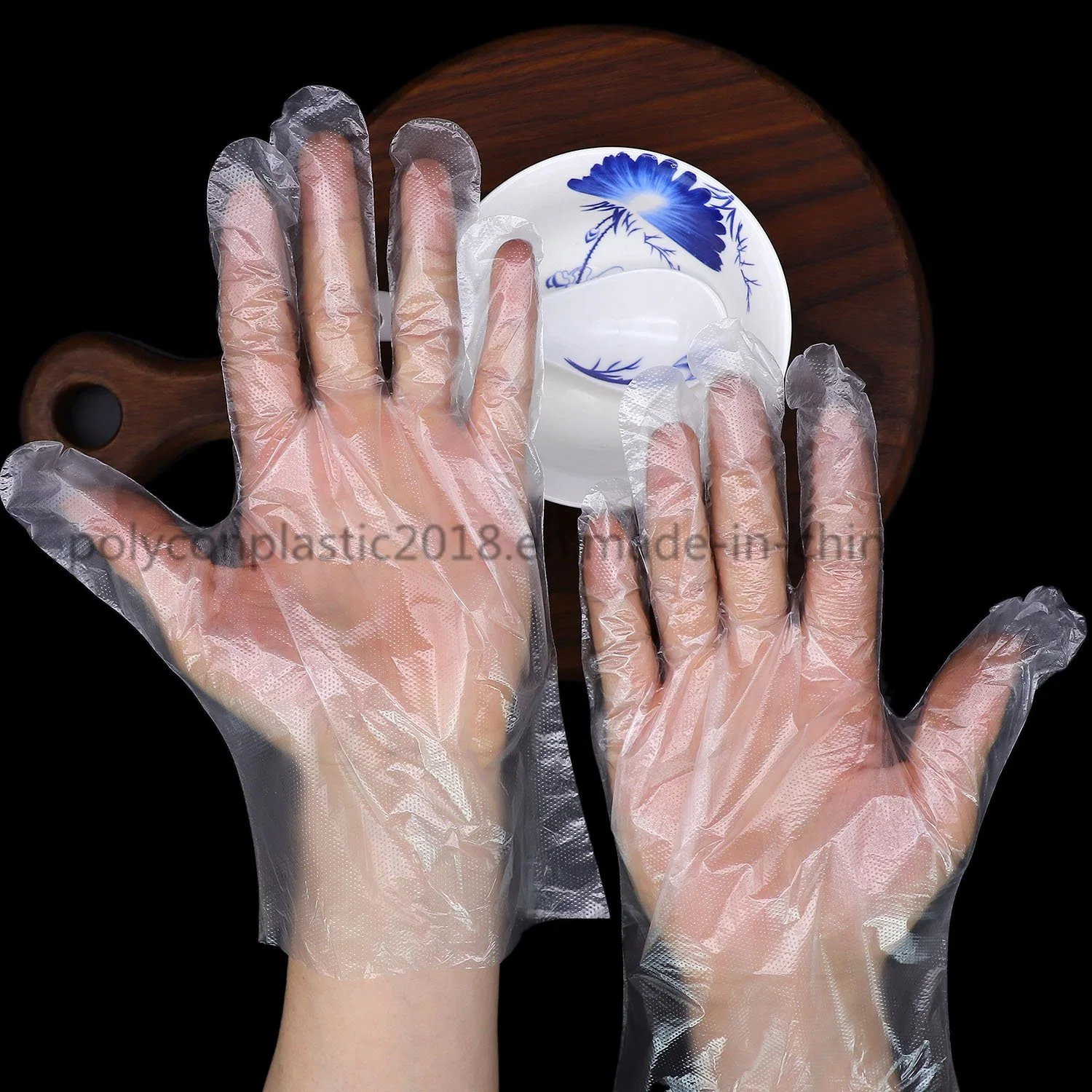 Vente à chaud de haute qualité en matière plastique de nettoyage de gros gants jetables PE gaufrage