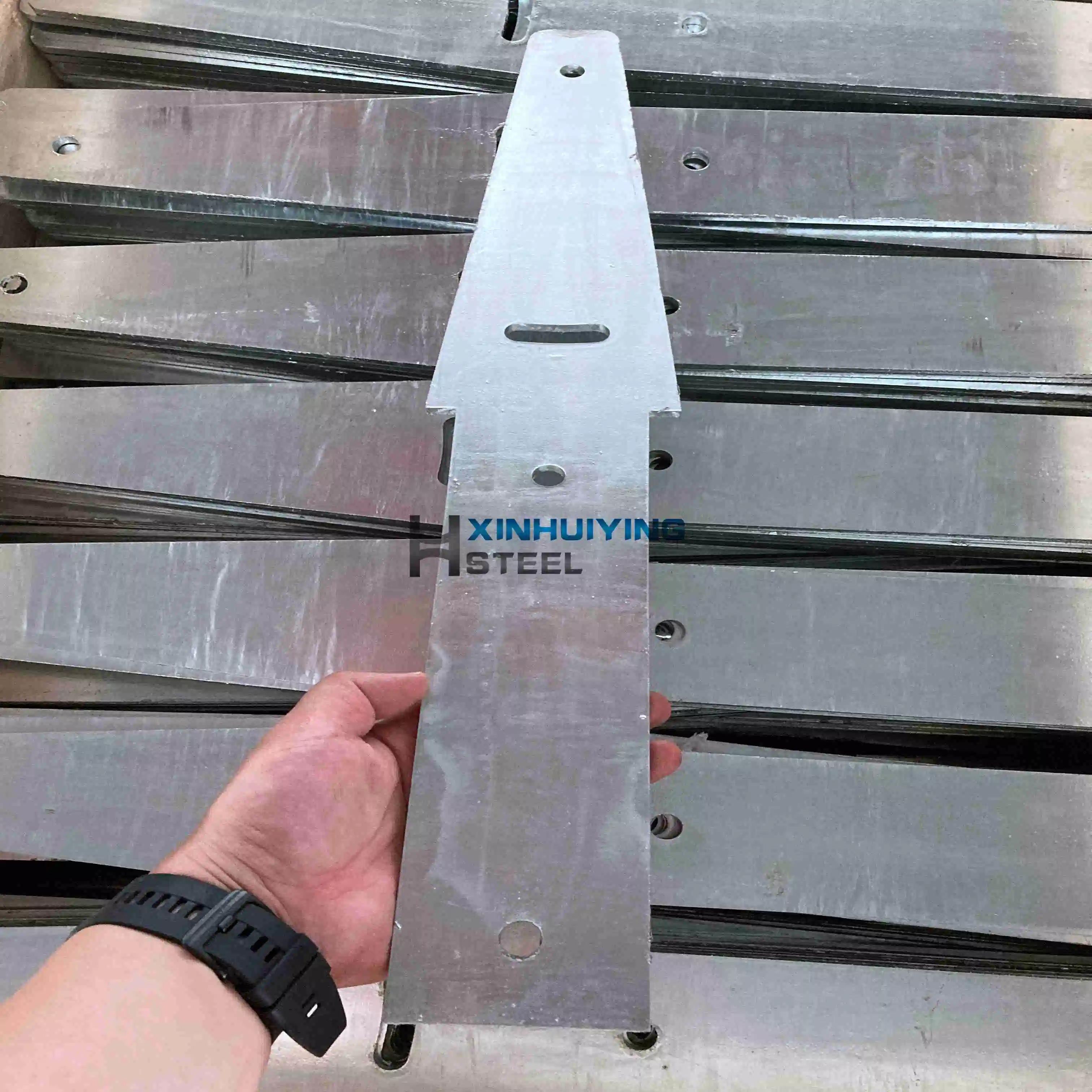 Hot DIP Galvanized Cutomized Slotted Arrowhead Metal Stamping Steel Fence Bracket