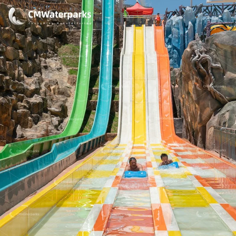 Nouvelle arrivée Parc aquatique Équipement Toboggan en fibre de verre Tapis de glisse