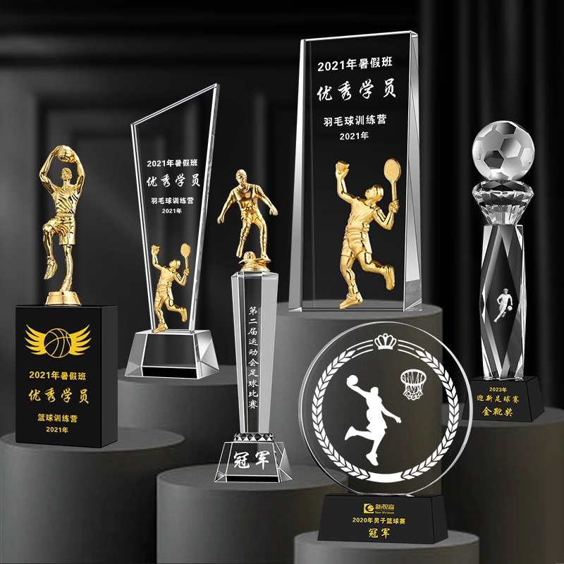 Wholesale/Supplier Custom de haute qualité Corporate Crystal Award Anniversaire Souvenir Football Basketball Sports Game Glass K9 Crystal Solid Wood Metal Trophy Cup.