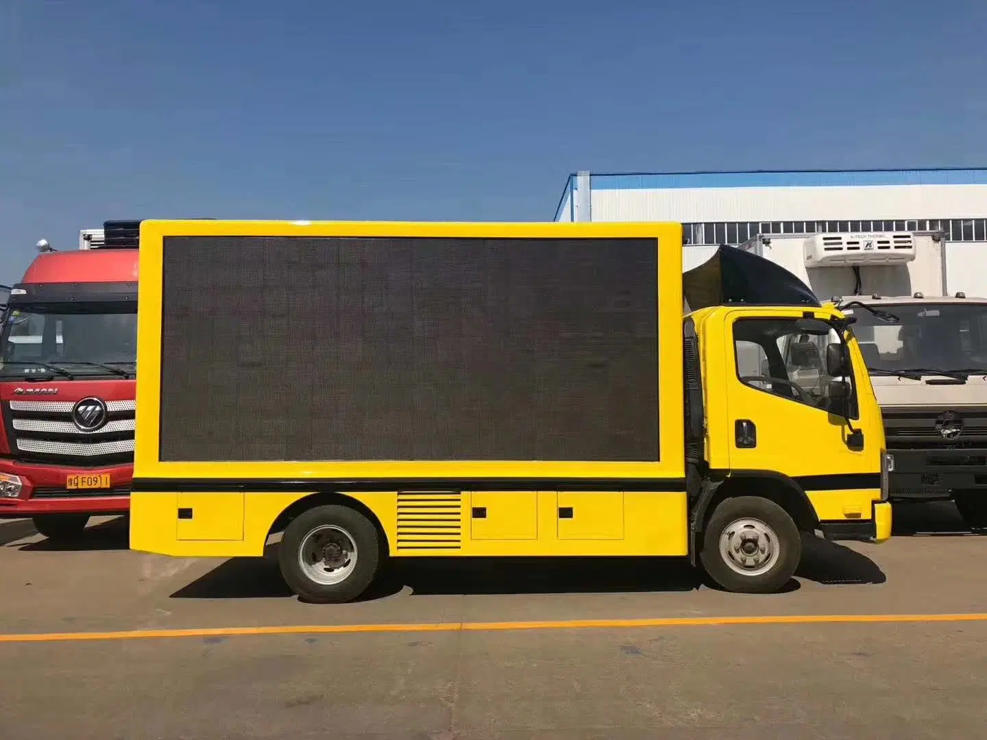 China Supplier Small Mobile Billboard Truck Outdoor Activity LED Screen Camião de apresentação de publicidade