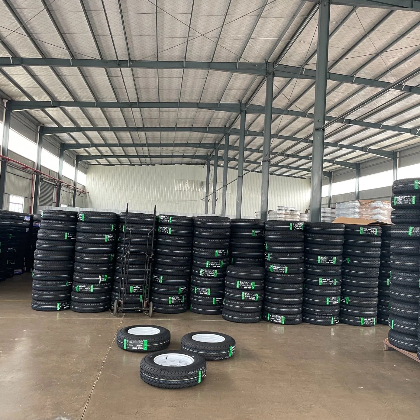 Wholesale Tires 185r14c Light Truck Tire Fitted with 14 Inch Wheel Rim Used for Cage Trailer/Box Trailer E4 DOT Available