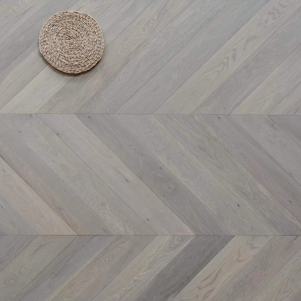 Piso de pisos de madera gris claro diseñado con diseño de chevron