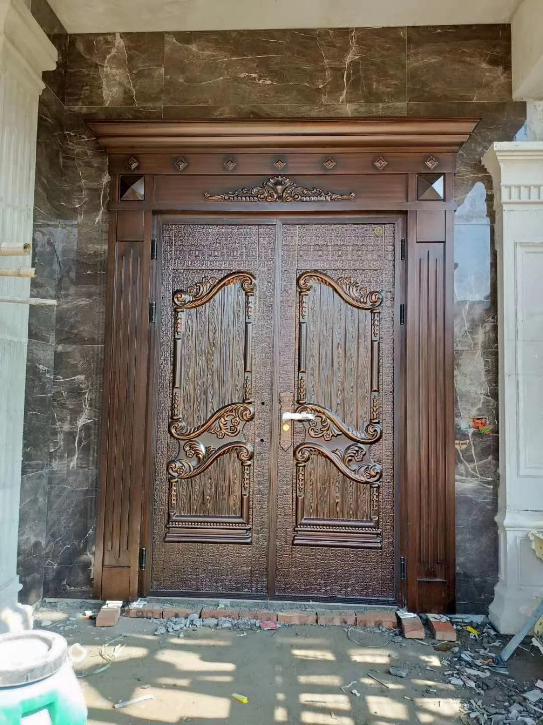 Casa aislada de lujo de la seguridad de aluminio negro metálico exterior de la puerta Puerta de entrada principal al aire libre