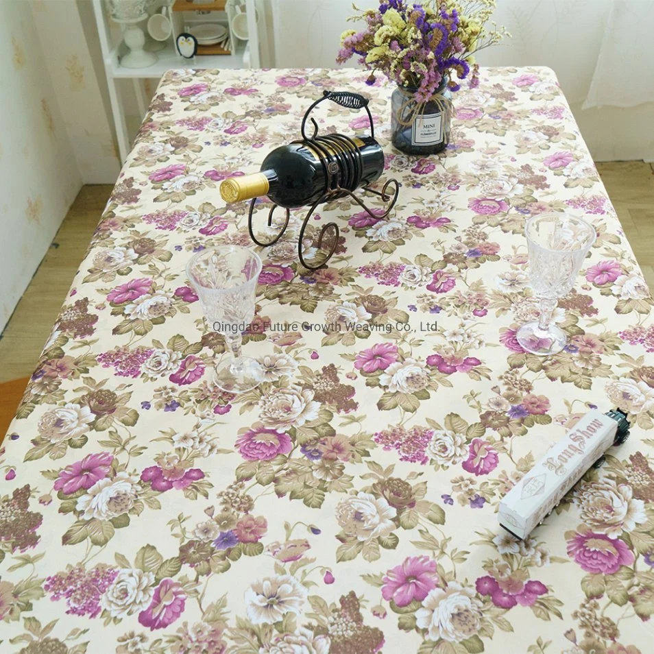 Tissu en jacquard imprimé de fleurs violettes pour une utilisation en tant que nappe pour banquet de mariage.