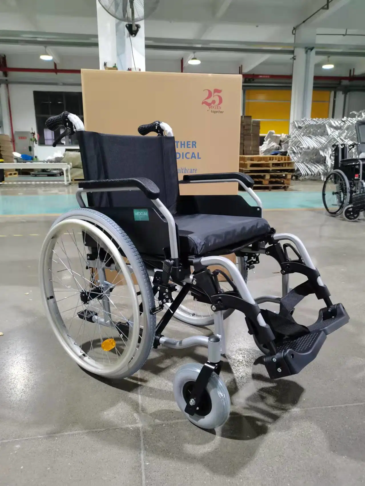 Léger et pliable, fauteuils roulants de transport en fauteuil roulant pour les adultes avec repose-pieds rabattable