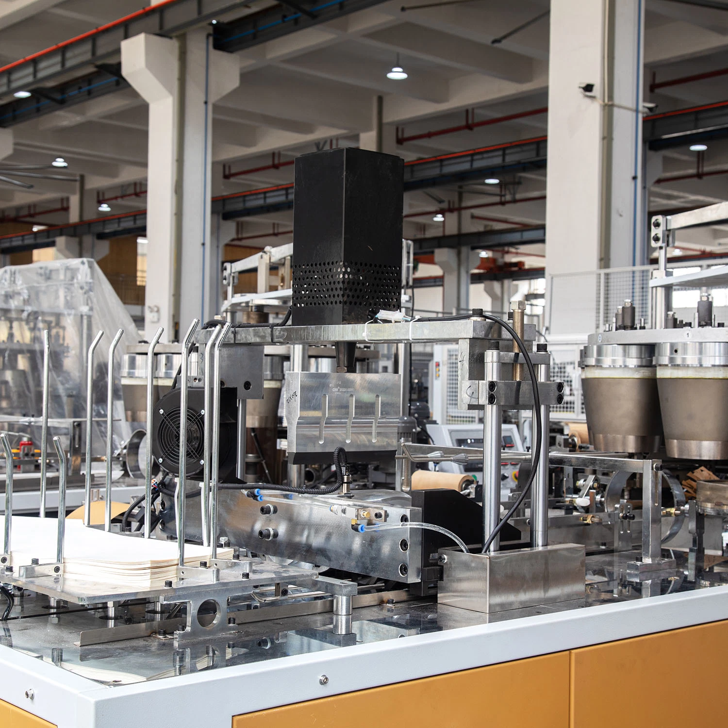 Machine de production d'emballage de gobelets en papier jetables pour popcorn.