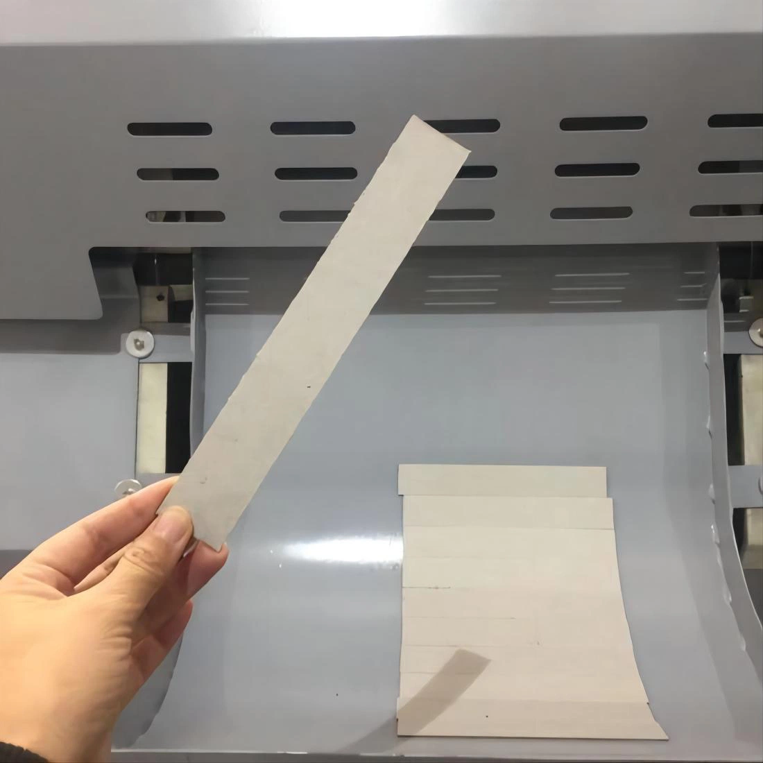 Máquina de Corte automática de papel com coluna com alimentador contínuo Hx420 Papel Slitter