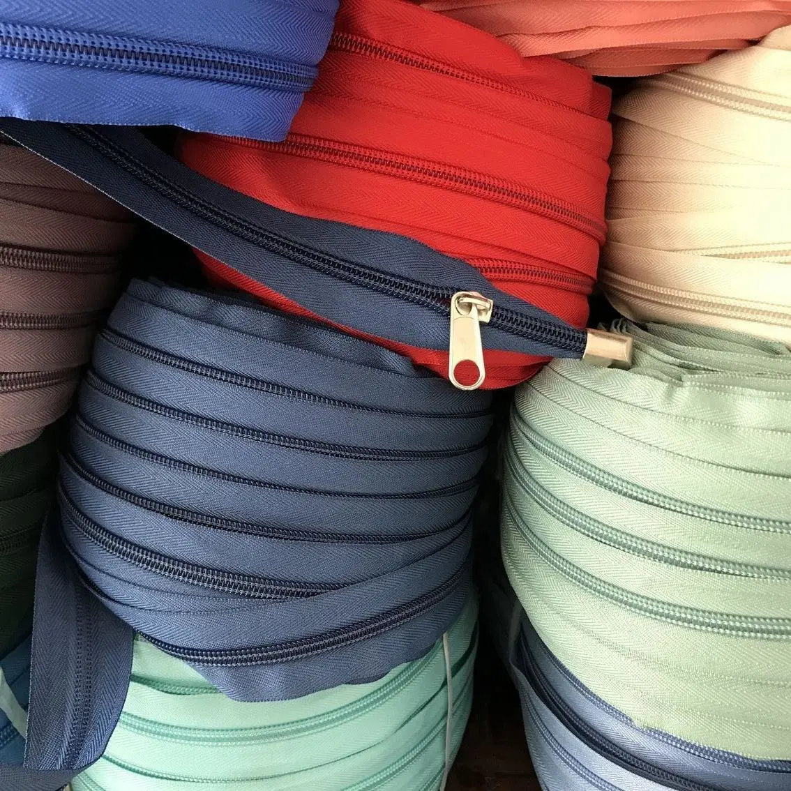 Factory Custom Nylon Zipper Long Chain for Bags Suitcase 3# 5# 7# 8# 10# Nylon Zipper Roll