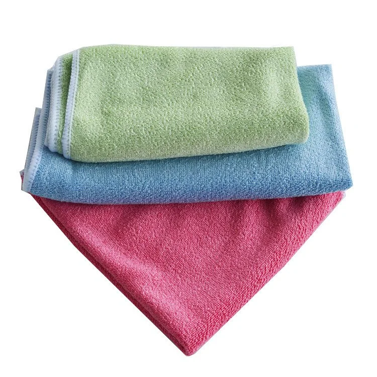 Os falsos tecidos especiais de polietileno impressos produtos combinados toalhetes de microfibras para desinfectar Soft Toalha de limpeza com cores diferentes