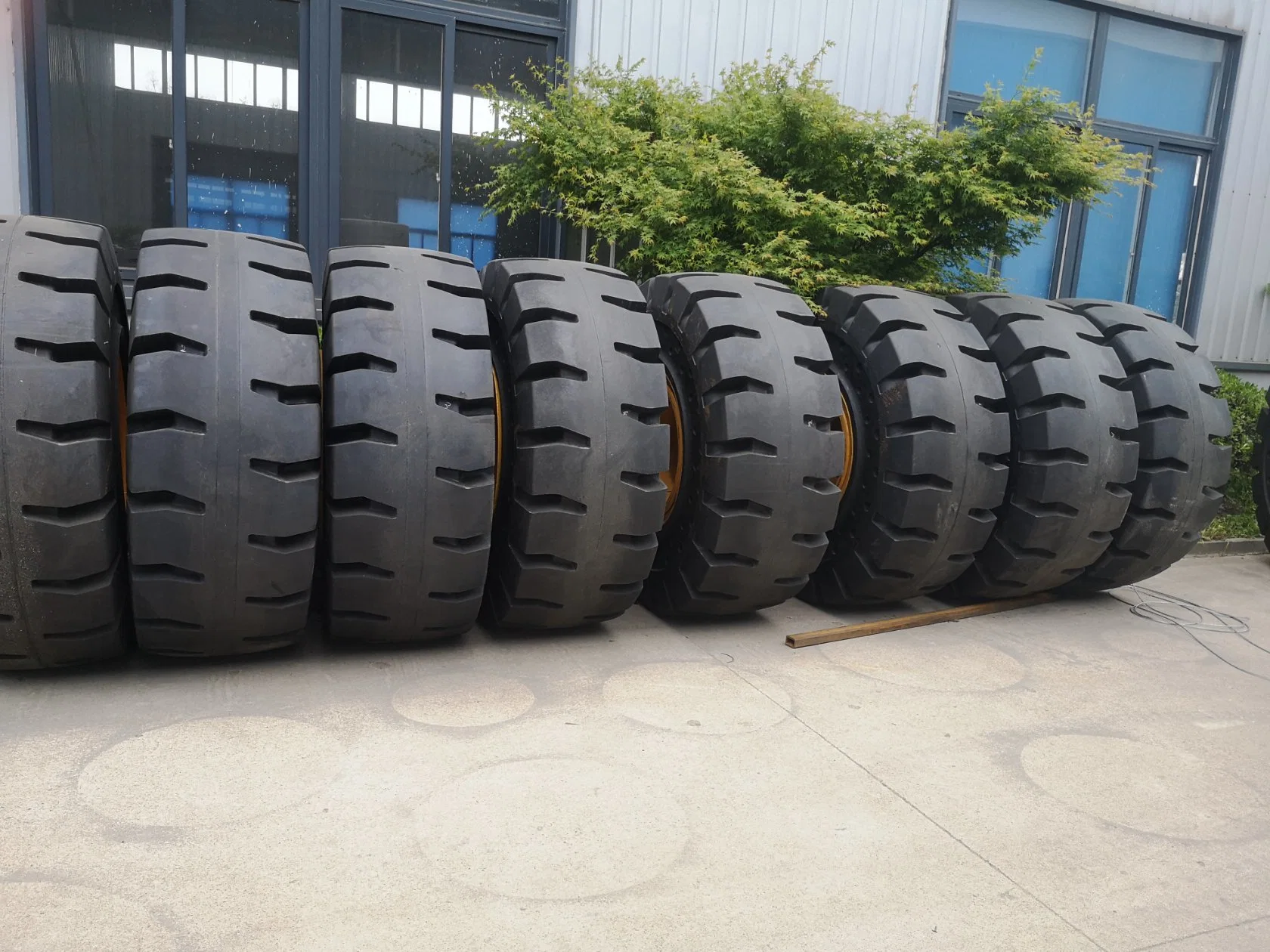 Tyre with Rim Manufacturer E3 L5 14.00-24 23.5-25 17.5-25 Industrial Llanta Heavy Duty off Road Mining Dump Truck Crane Port Use OTR Wheel Loader Solid Tire