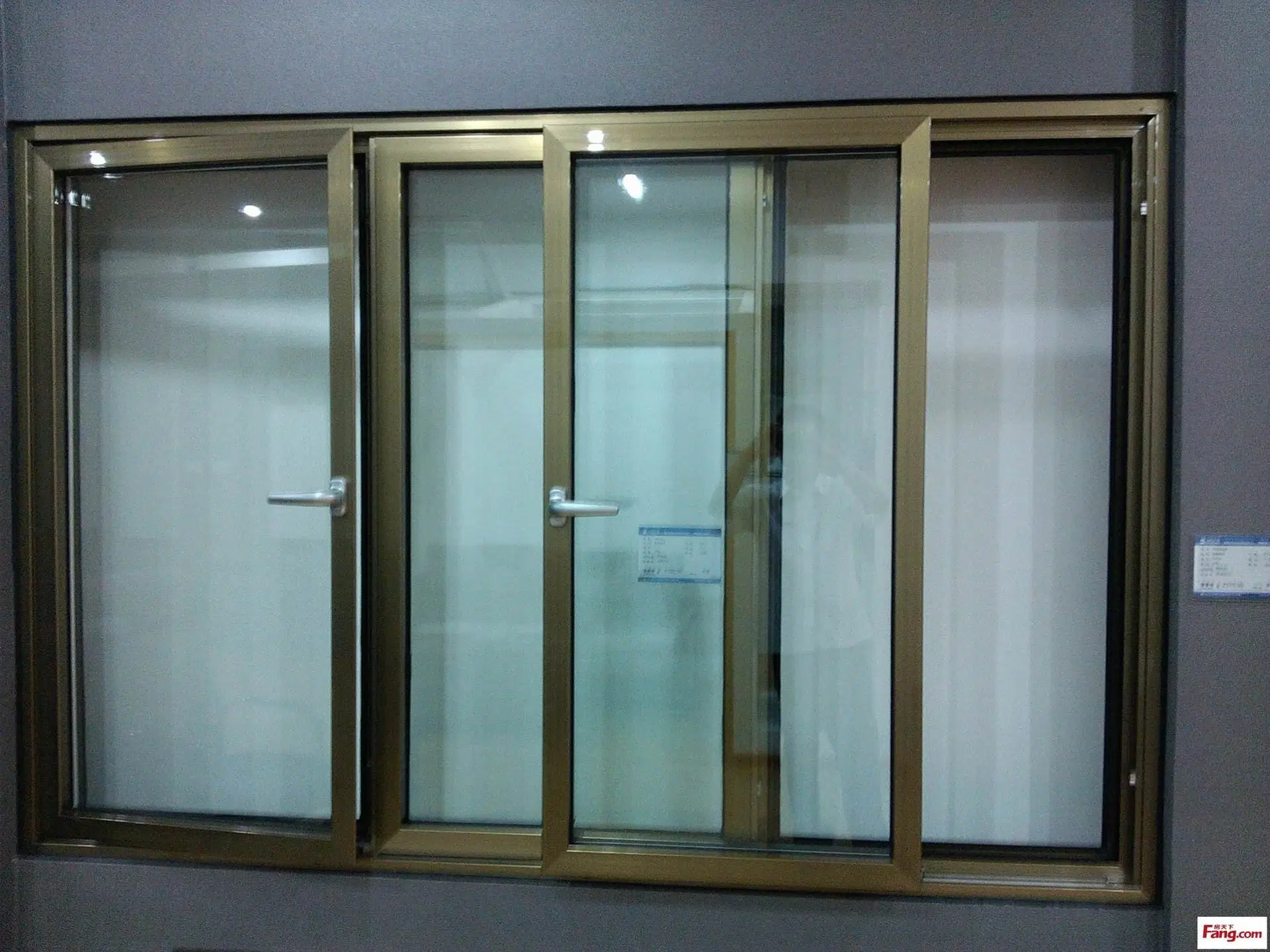 Precios baratos de fabricación China Casa bastidor metálico de aluminio doble vidrio cristal impacto de huracanes puertas corredizas y diseño de Windows