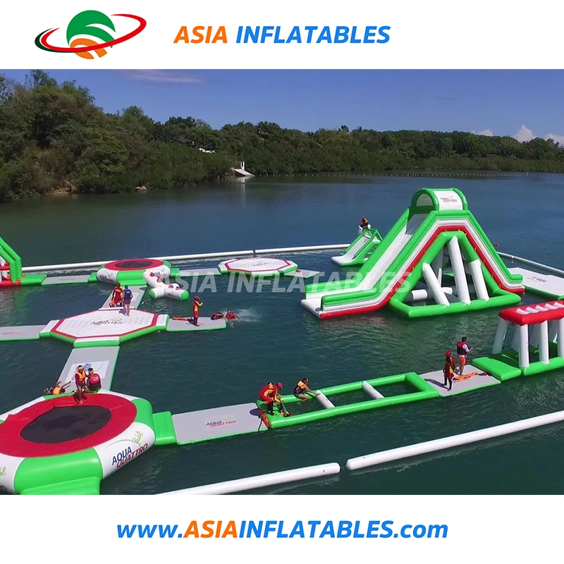 Salto de trampolín de inflables parque de atracciones de agua con piscina