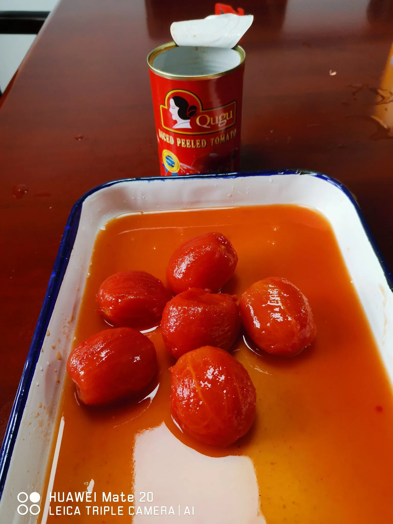 Yummy tomato entero en lata en latas