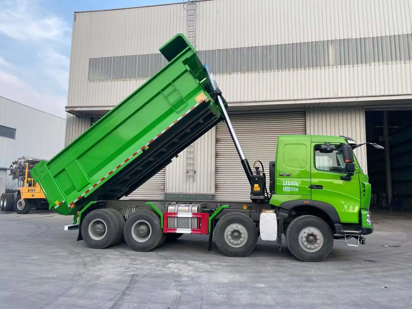 SinoTruck HOWO 12 pneus 28 30 mètres cubes 40 tonnes Pièces de chariot élévateur