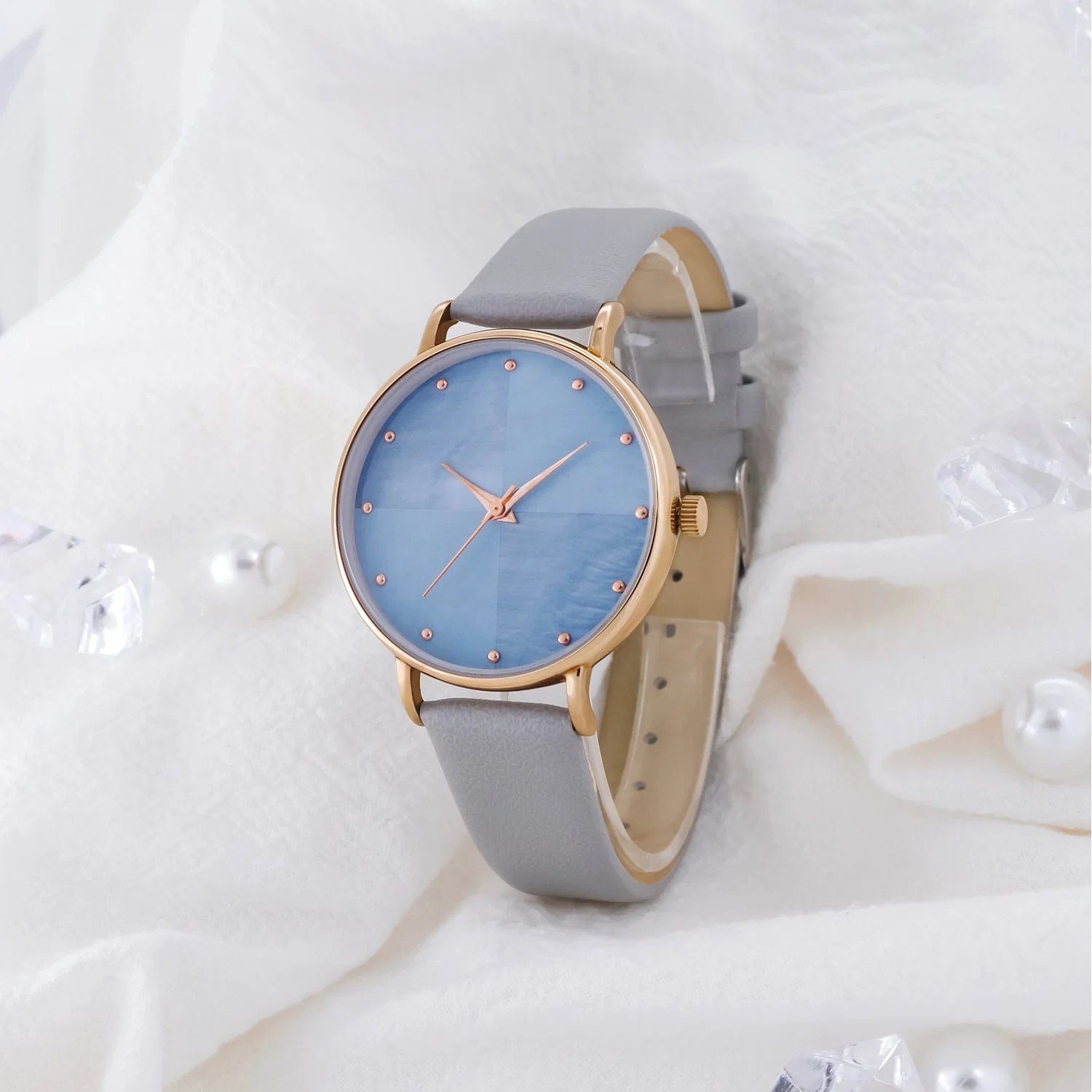 علامة تجارية عالية الجودة Women Metal Lady Watches Alloy Quartz كريستال للهدية الترويج ساعة المعصم ساعة كوارتز