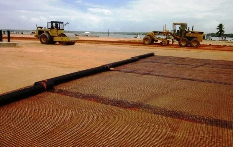 Protección personalizada de la pendiente negra refuerzo de calzada refuerzo de montaña Construcción PVC/asfalto Revestimiento de poliéster Geogrid industrial