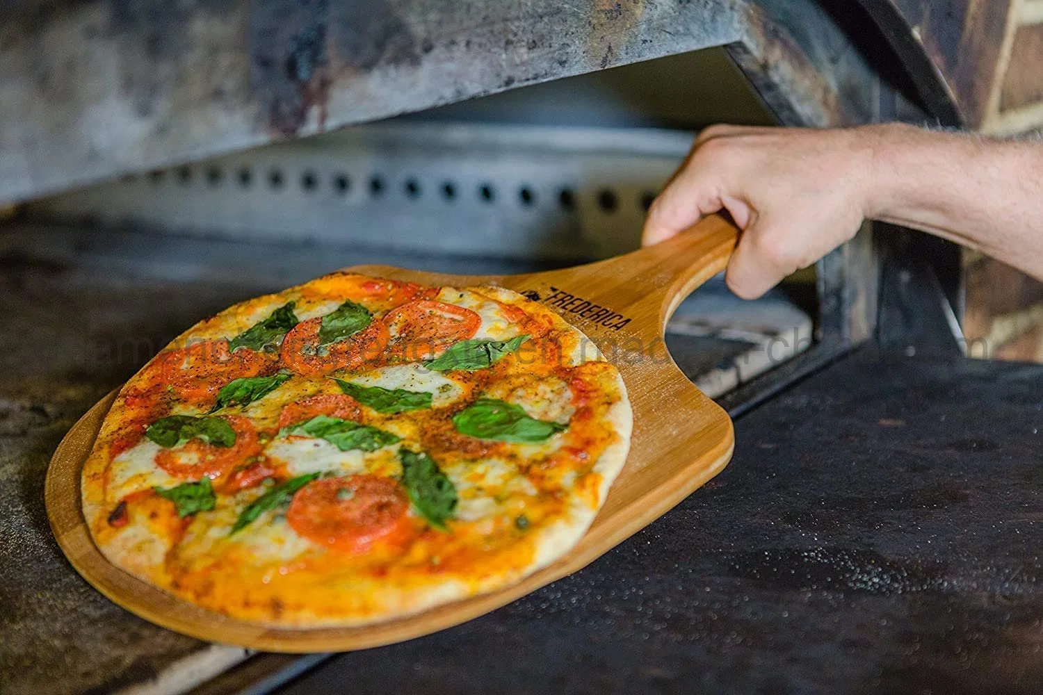 Frederica Trading Premium Bamboo Pizza en bois peler et planche à découper avec poignée (pour cuire des pizzas, du pain, couper des fruits, des légumes, du fromage)