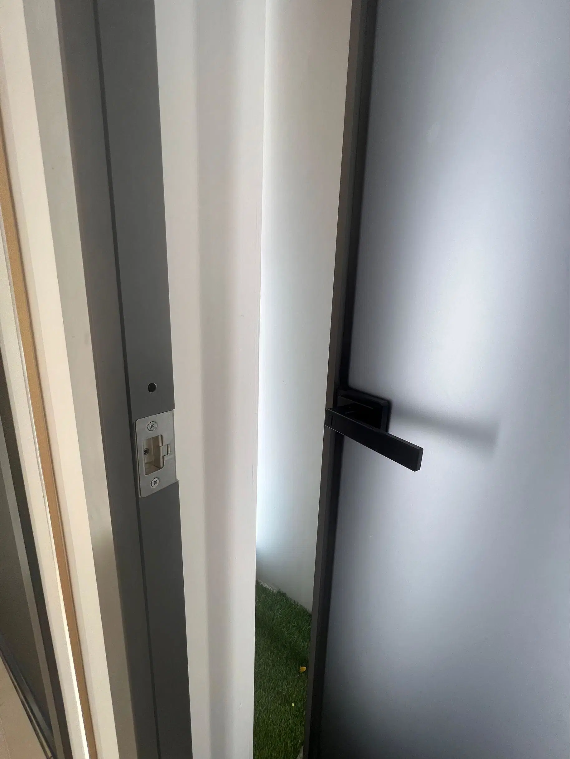 Новая конструкция порошковое покрытие современный интерьер дверная рама перемещена в ванной комнате стекло двери алюминиевые конструкции распашной двери