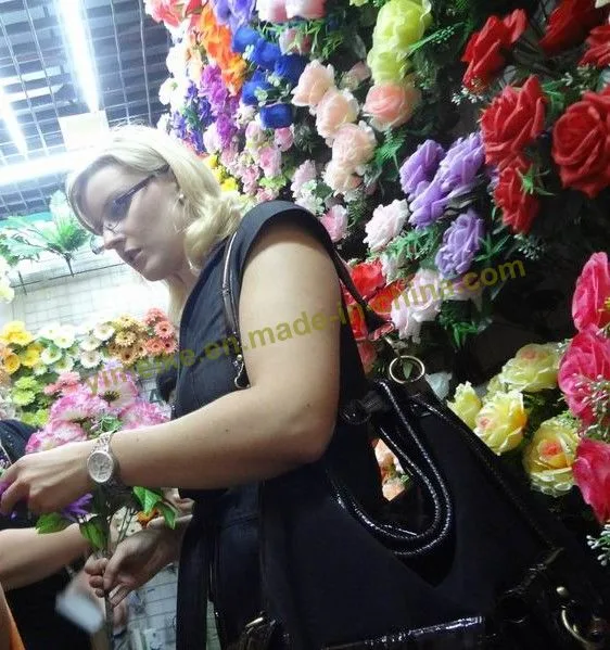 China Flores artificiales de tela de seda de plástico para la decoración de flores hechas a mano