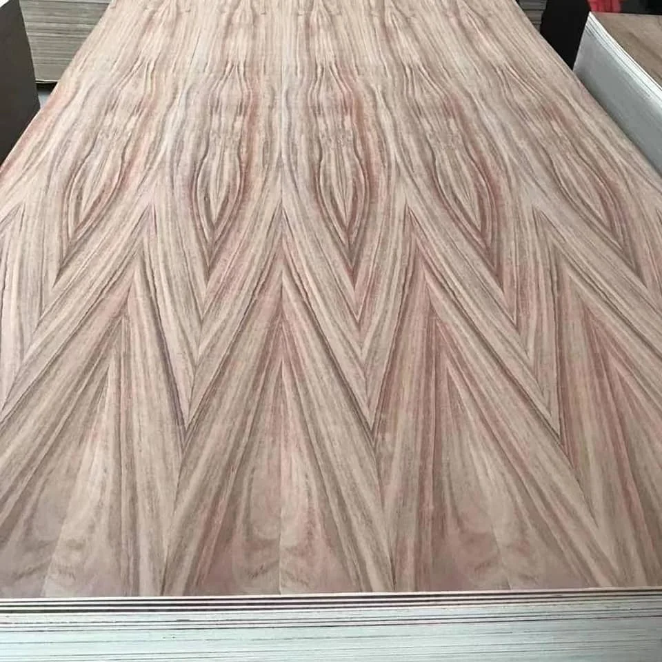 Bonne qualité prix bon marché Poplar teck naturel de base de feuillus artificielle Sapele Birch noyer les cendres de chêne rouge Fancy contreplaqué décoratif