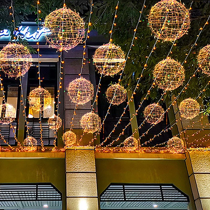 Nova lâmpada de bola de ligação de estilos com LED, divisível em plástico, pendurada, luz de bola para decoração de árvore de Natal ao ar livre. Pequenas luzes de motivo de bola de Natal penduradas.