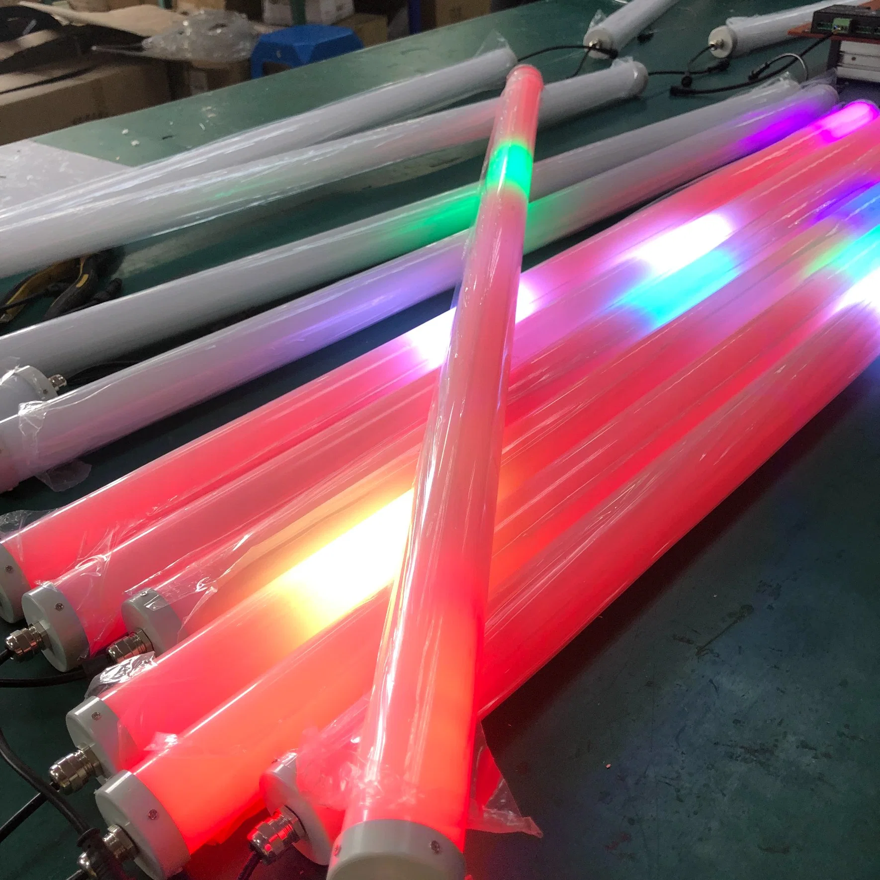 Factory Wholesale/Supplier T8 2FT 3FT 4FT Colour Light Restaurant Bar Exhibition Hall Room Decoration RGB Tubes Light