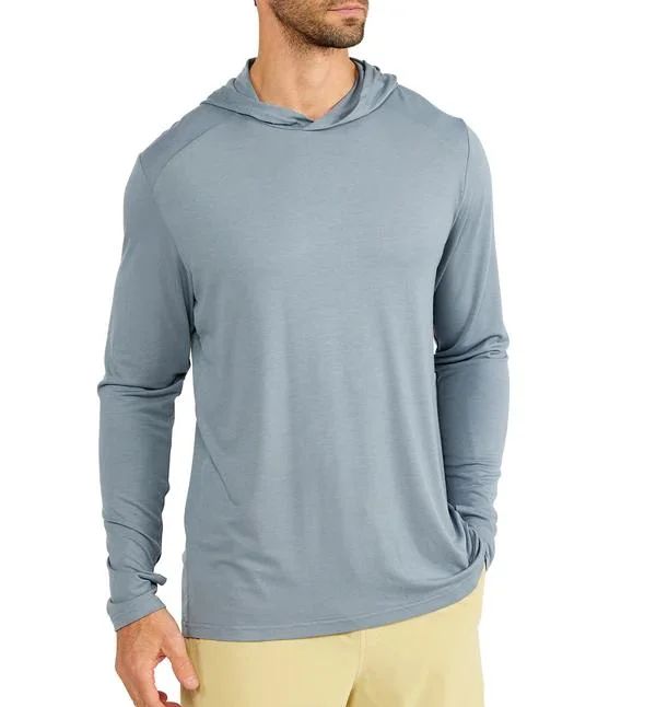 Camisa esportiva de manga longa leve com capuz de design personalizado para homens, ideal para caminhadas e pesca.
