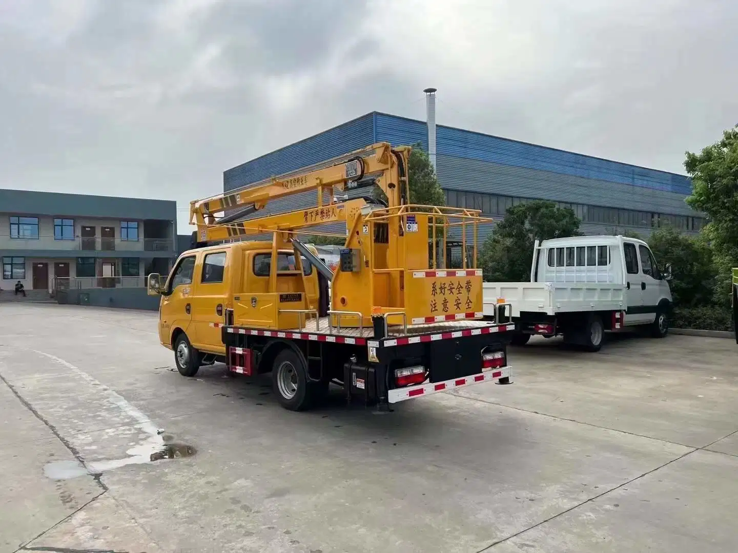 Sky Lift 13.5meters 13.5m Telescopic Boom Aerial Work Platform High Altitude Operation Lifter Aerial Work Platform Truck Mounted Aerial Lift with Working Bucket