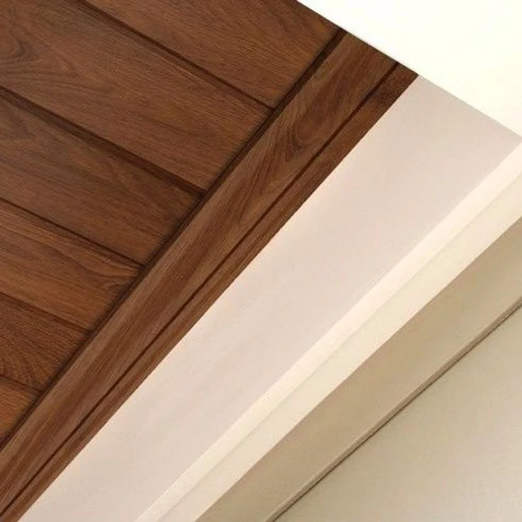 PVC-Fassia-Holzsoffit unter der Dachdecke