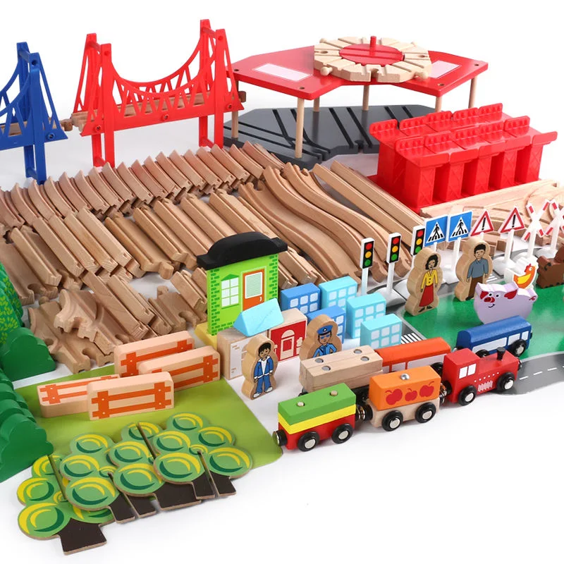 سكة حديد Toy Wooden Railway من Electric Small Train تم تجميعها من 140PCS DIY لعبة المجموعة