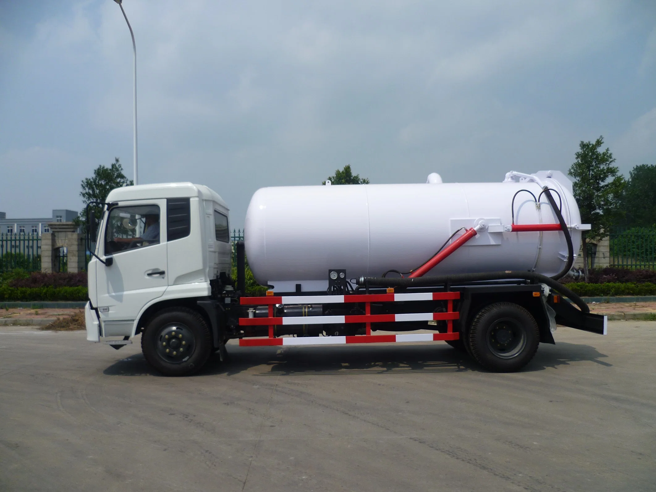 New Arrival Dongfeng Cummins 190HP 10m3 Septic Suction Vacuum Truck Fecal Cesspit Tank Truck Price