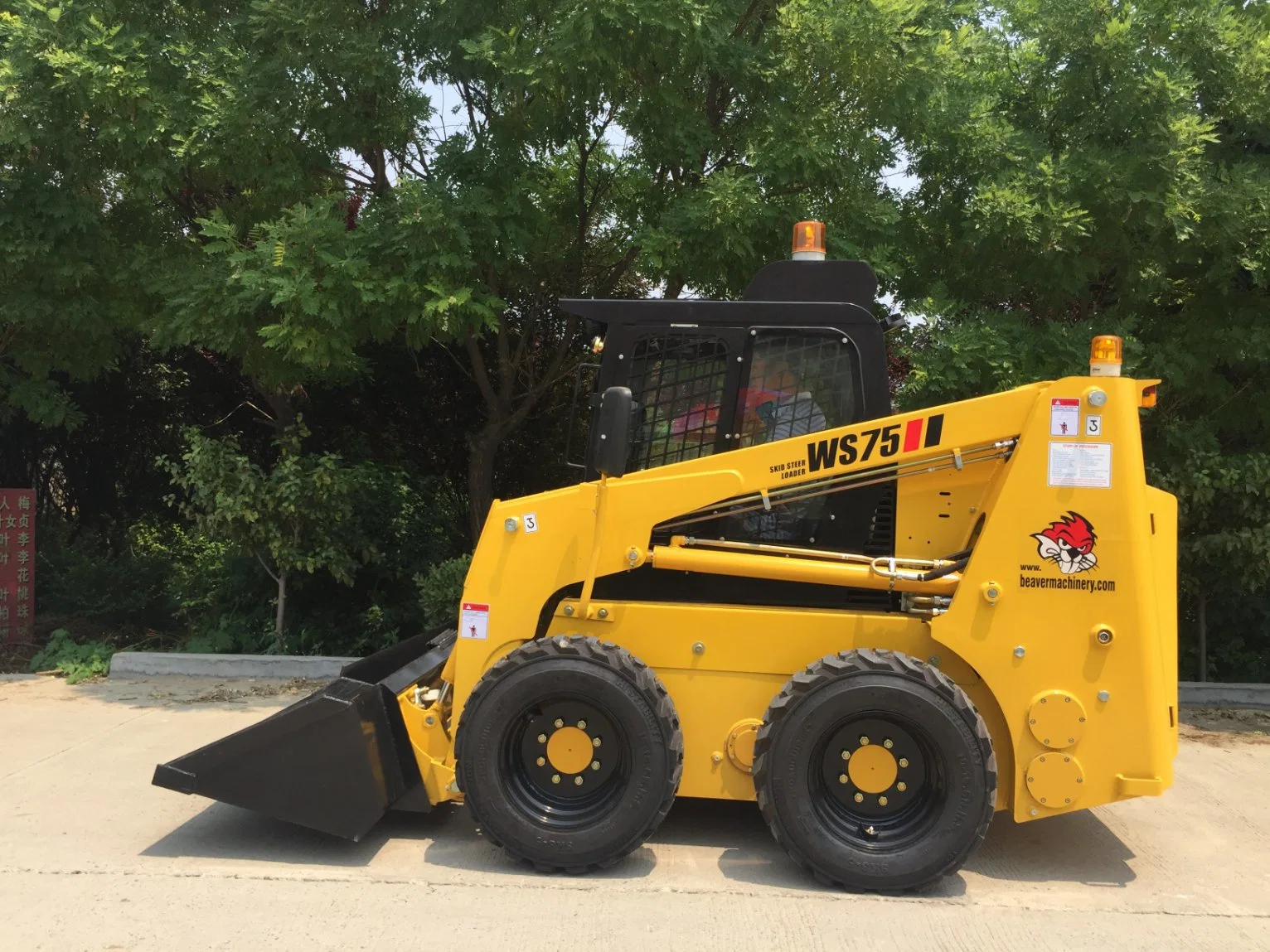 Wheel Skid Steer Loader, Loading Capacity 400kg to 1600kg