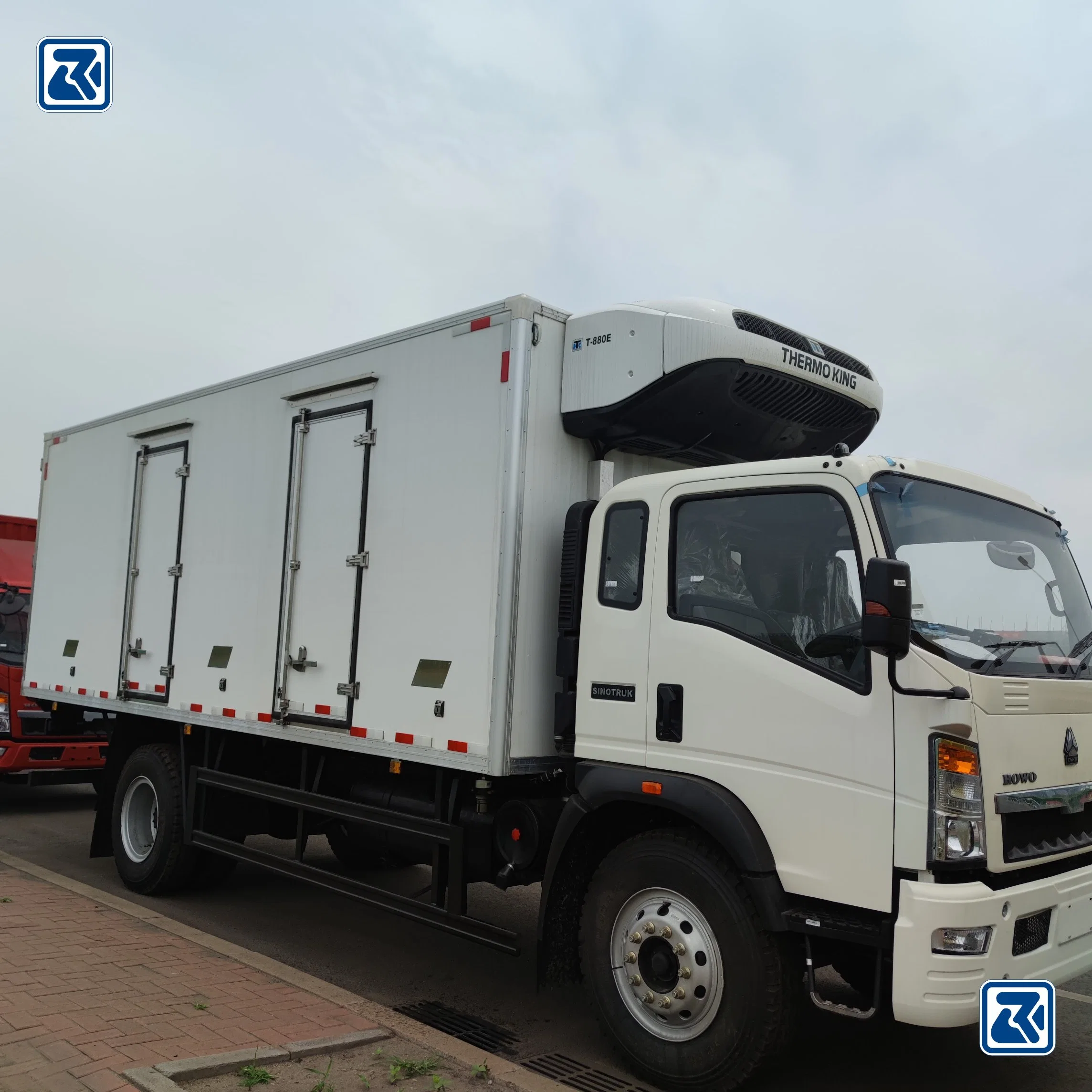 China Sinotruk/HOWO 4X2 5 Tonnen /10 Tonnen Träger Gefrierraum Kühlung Transportwagen/leicht/LKW/Lebensmittel/Gefrierschrank/Kühlschrank Fahrzeug/LKW Preis für Kühl-/Gefrierkombination/Box