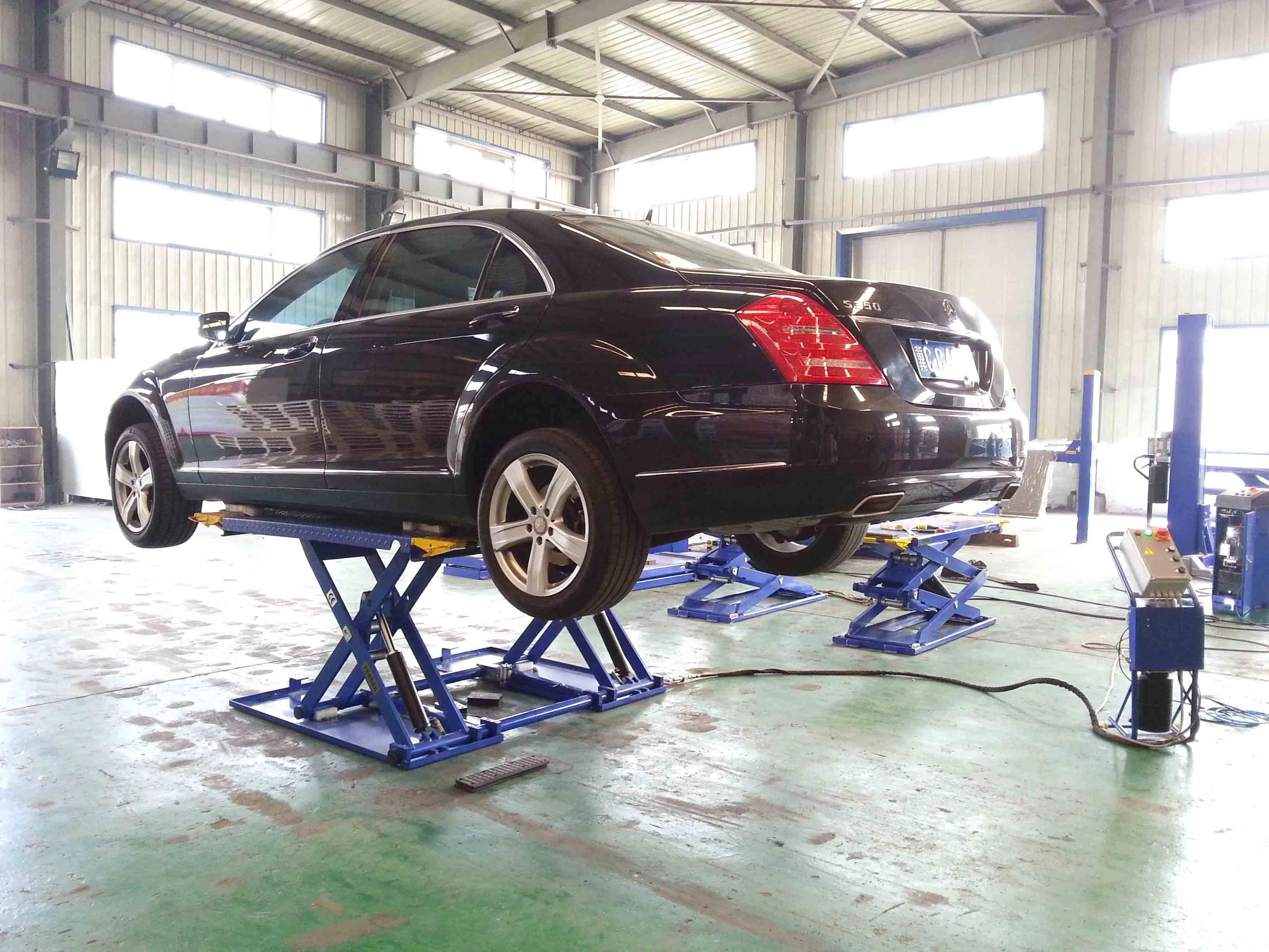 Máquina elevadora de coches de 2 postes con gato hidráulico.