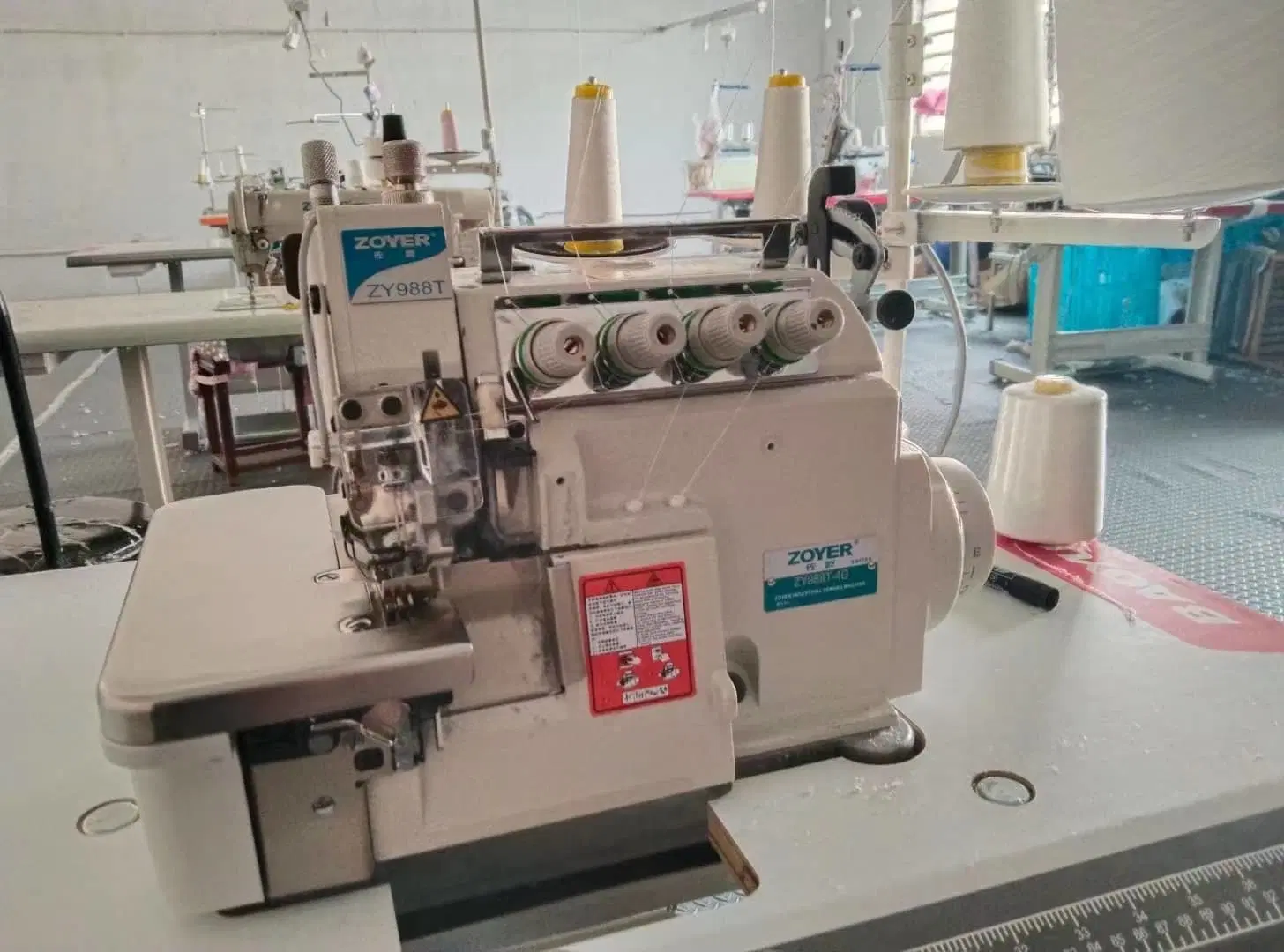 Zy988t-4D Zoyer Top and Bottom Feed Overlock Sewing Machine with Differential Operating Device