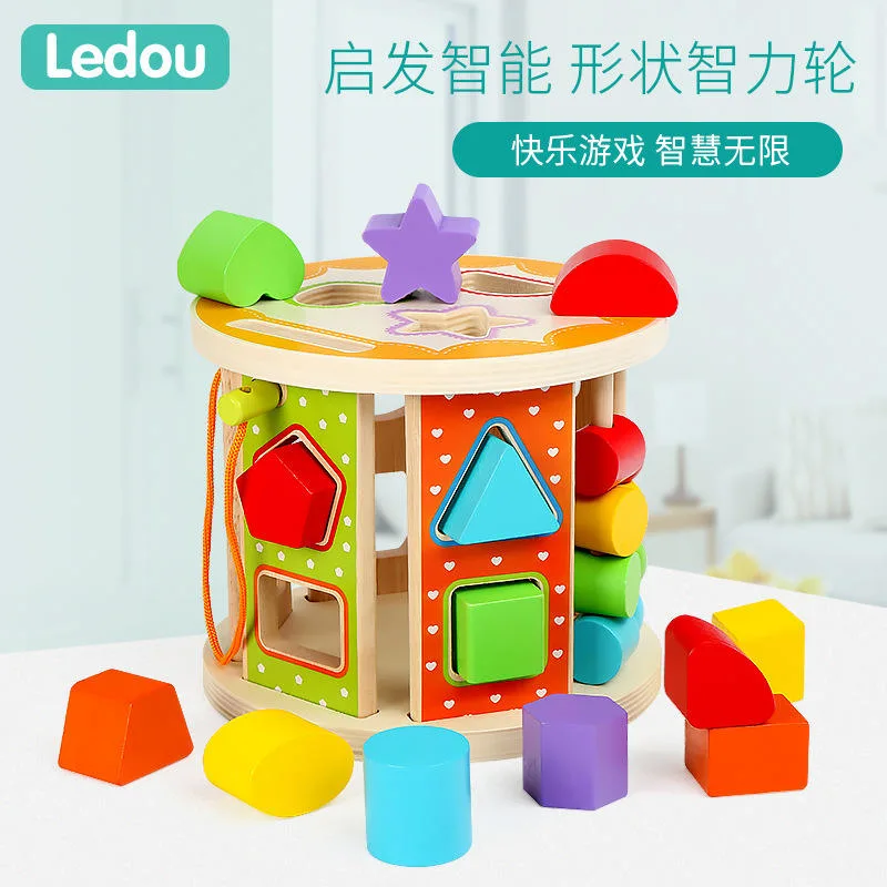 Jouets de tri de formes avec des jouets en blocs de bois.